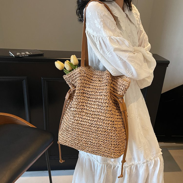 Sac en paille tressée cordon coulissant – photo 3 – Frippin'Dealz