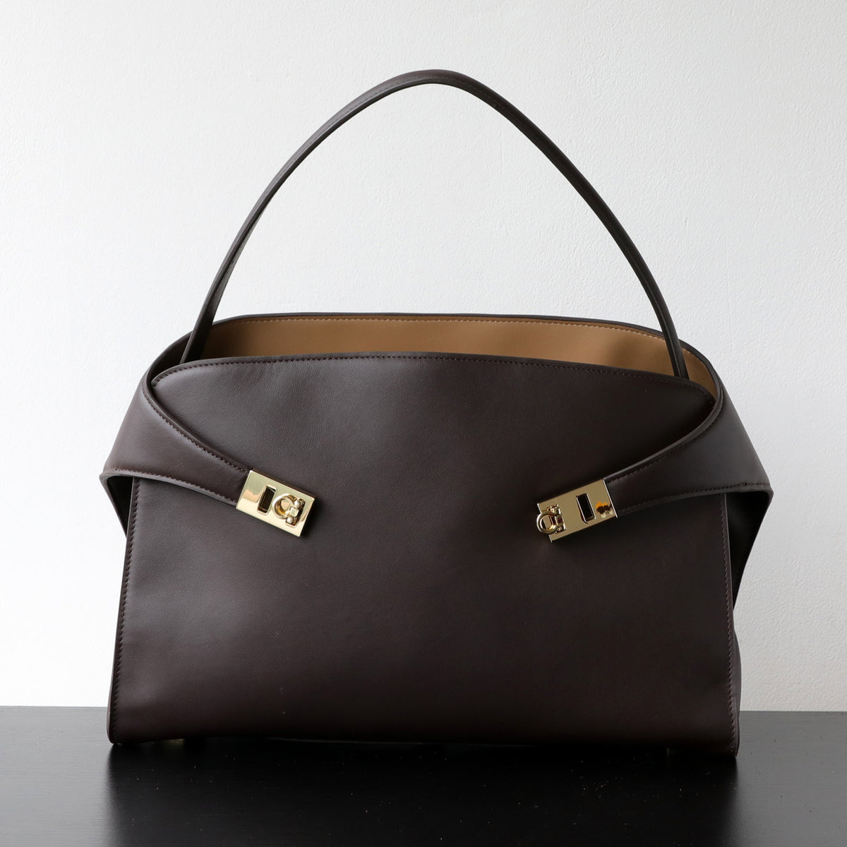 Grand sac cabas en cuir grain, fermoir verrou, 4 coloris 9