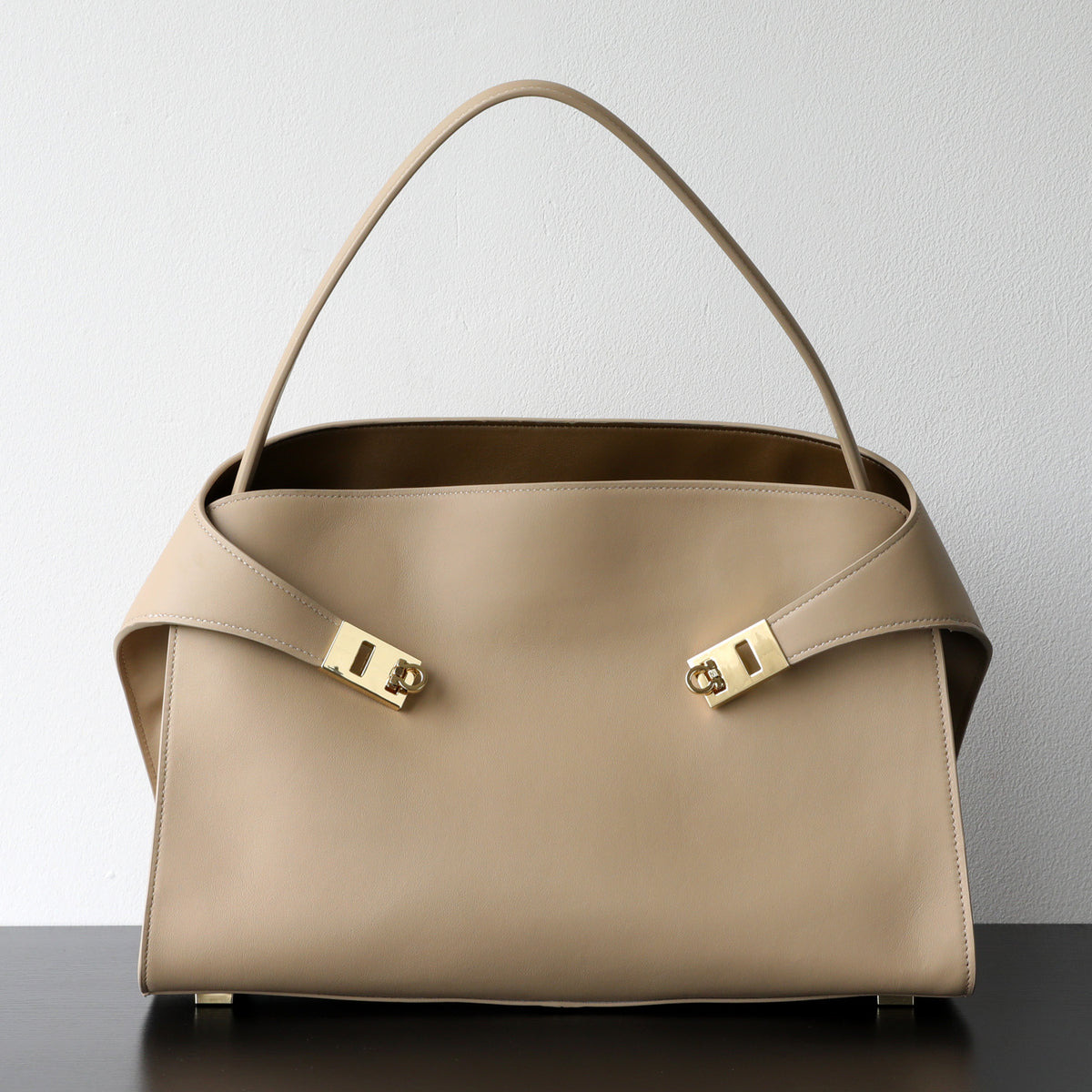 Grand sac cabas en cuir grain, fermoir verrou, 4 coloris 7