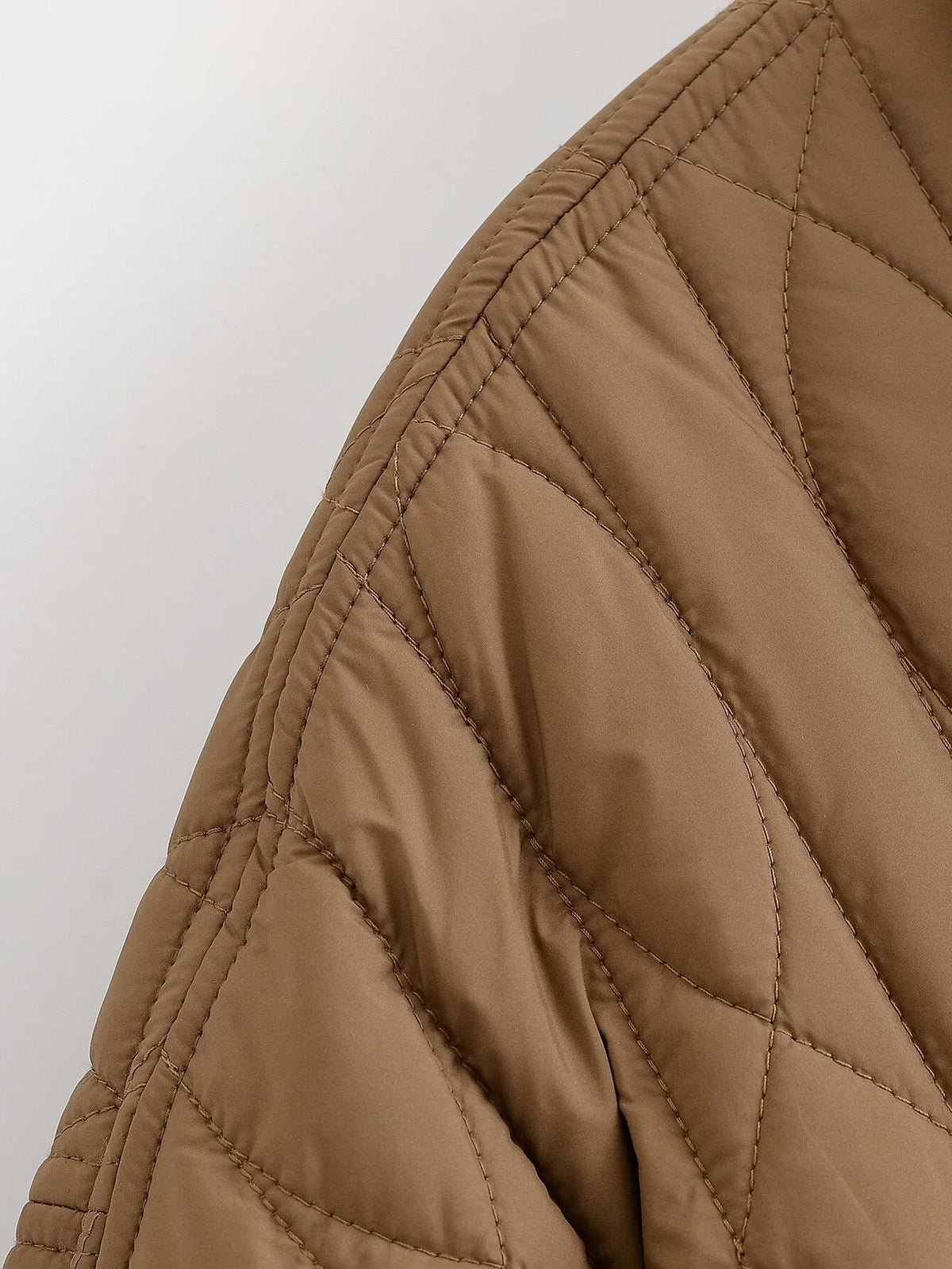 Veste courte matelassée col montant zippée ceinturée coupe ample femme – photo 12 – Frippin'Dealz