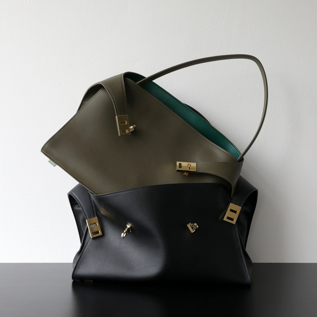 Grand sac cabas en cuir grain, fermoir verrou, 4 coloris 5