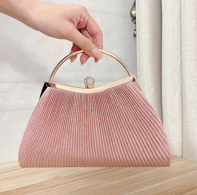 Pochette de soirée rose en forme de sardine avec fermoir à strass – photo 4 – Frippin'Dealz
