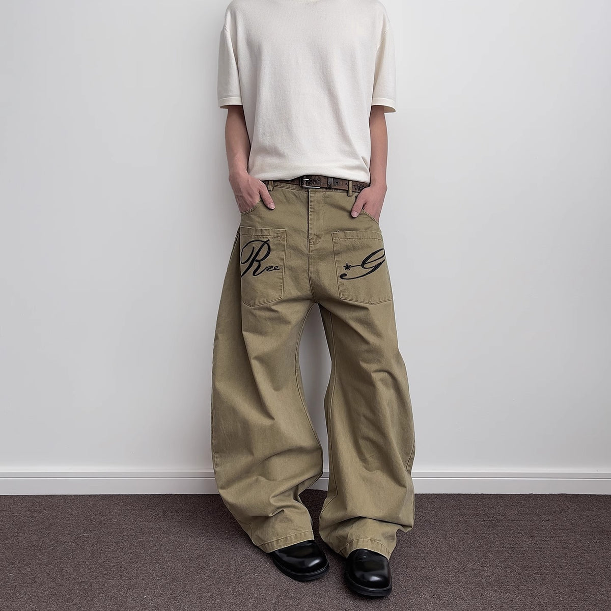 Pantalon cargo en denim rétro brodé de lettres pour homme, coupe droite déstructurée légèrement évasée 5