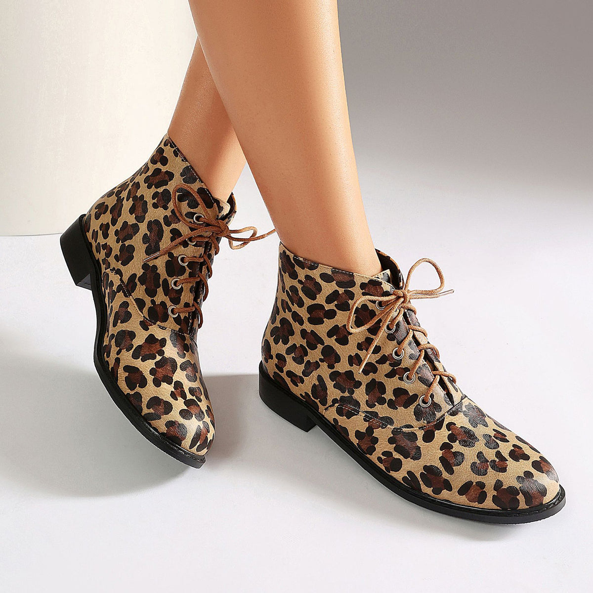 Bottines à lacets imprimé léopard à talon épais – photo 1 – Frippin'Dealz