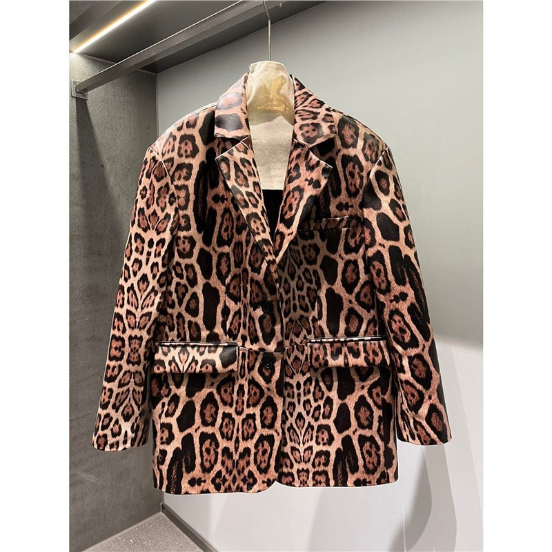 Veste ajustée en cuir de mouton imprimé léopard, col polo