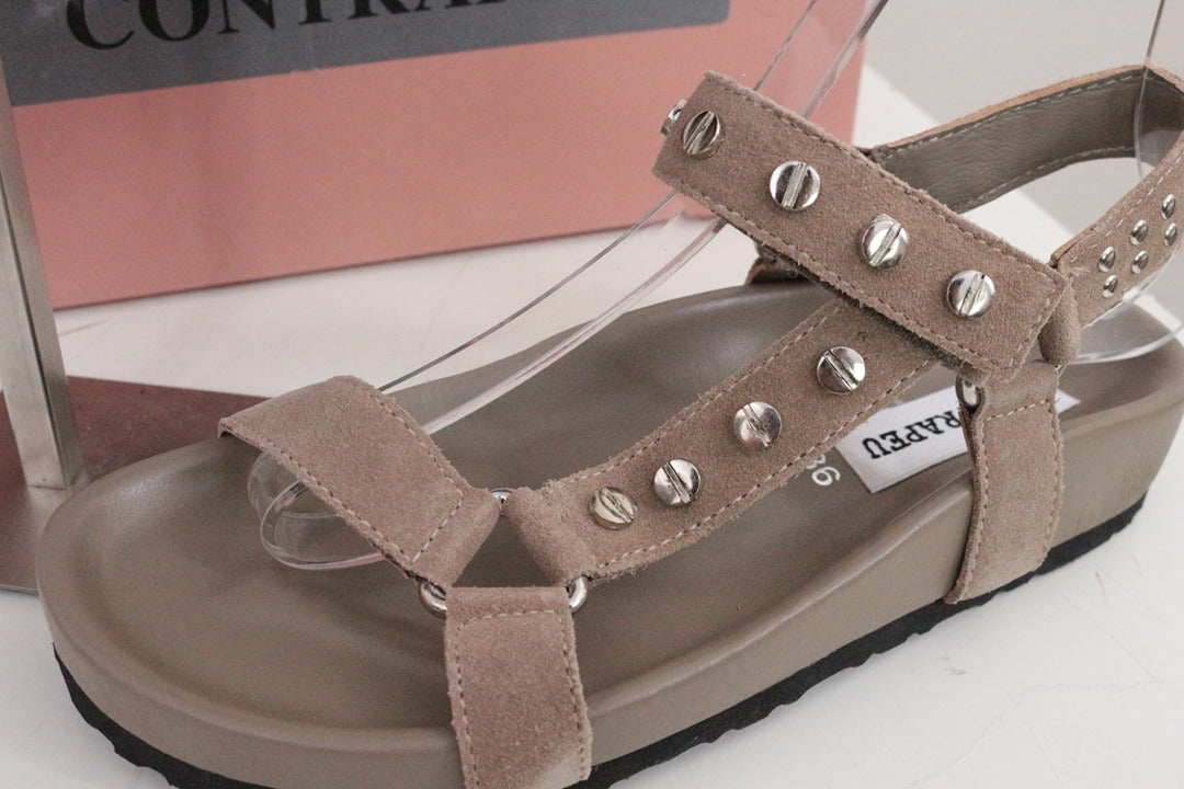 Sandales à scratchs Contrapeu en daim taupe cloutées taille 36 3