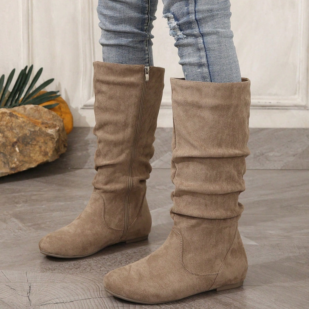 Bottes mi-mollet plates à tige plissée aspect daim – photo 9 – Frippin'Dealz