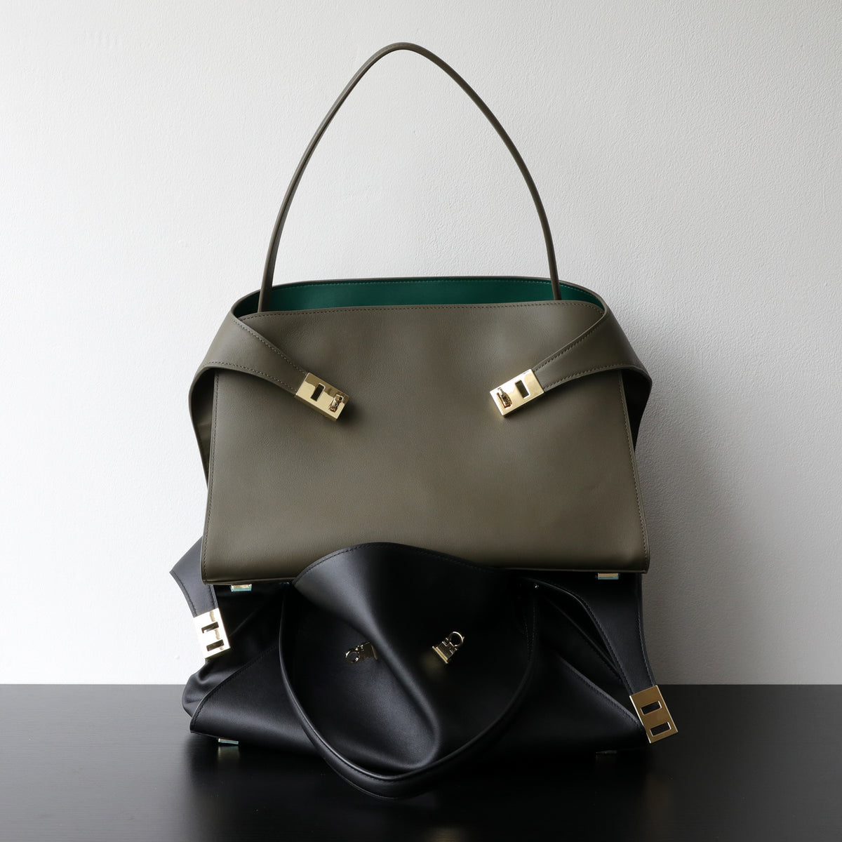 Grand sac cabas en cuir grain, fermoir verrou, 4 coloris 3