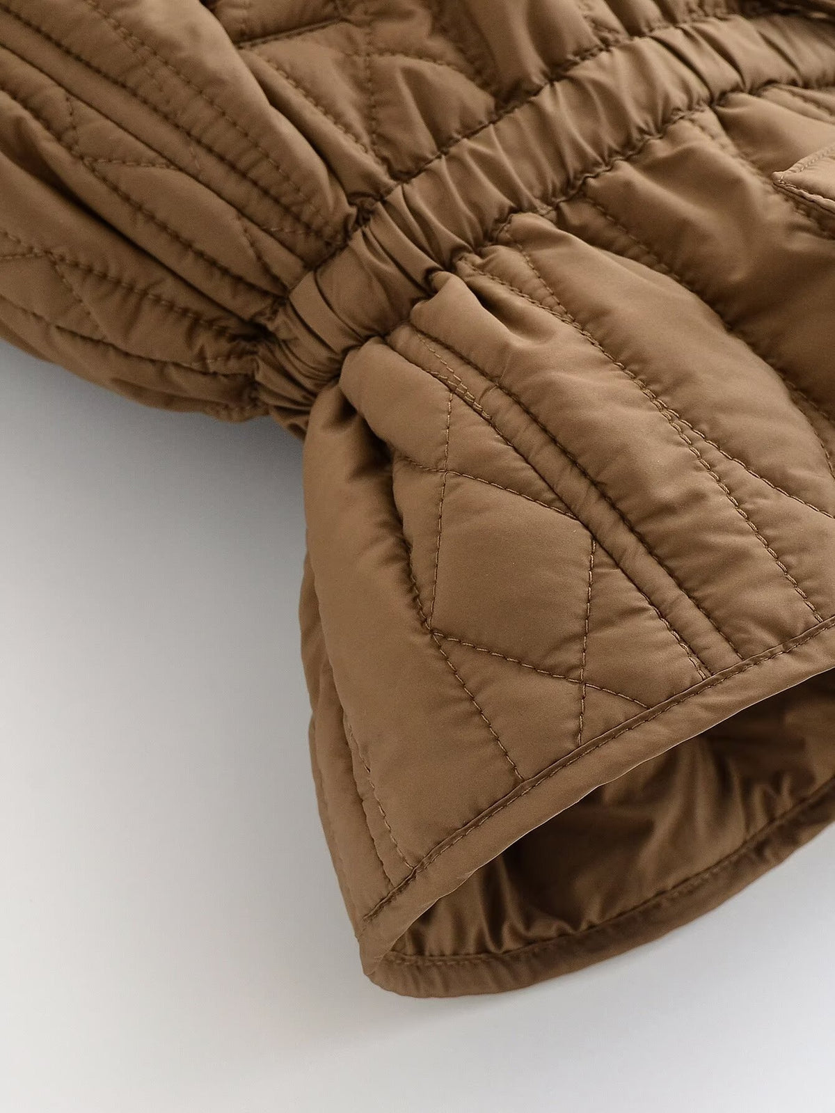 Veste courte matelassée col montant zippée ceinturée coupe ample femme – photo 16 – Frippin'Dealz