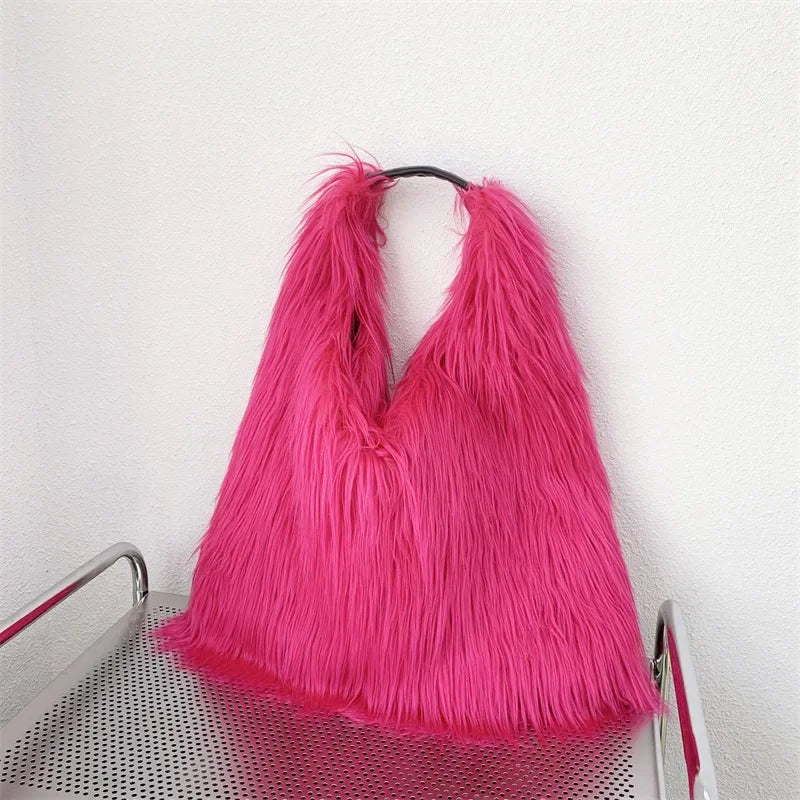 Grand sac porté épaule en fausse fourrure – photo 4 – Frippin'Dealz