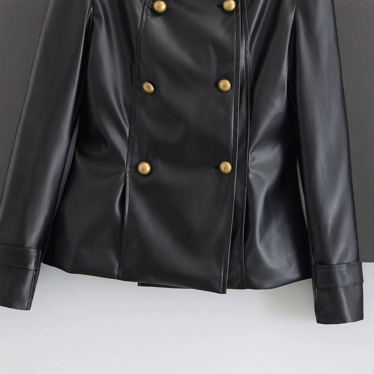 Veste cintrée en simili cuir noir à col montant, fermeture zippée 5