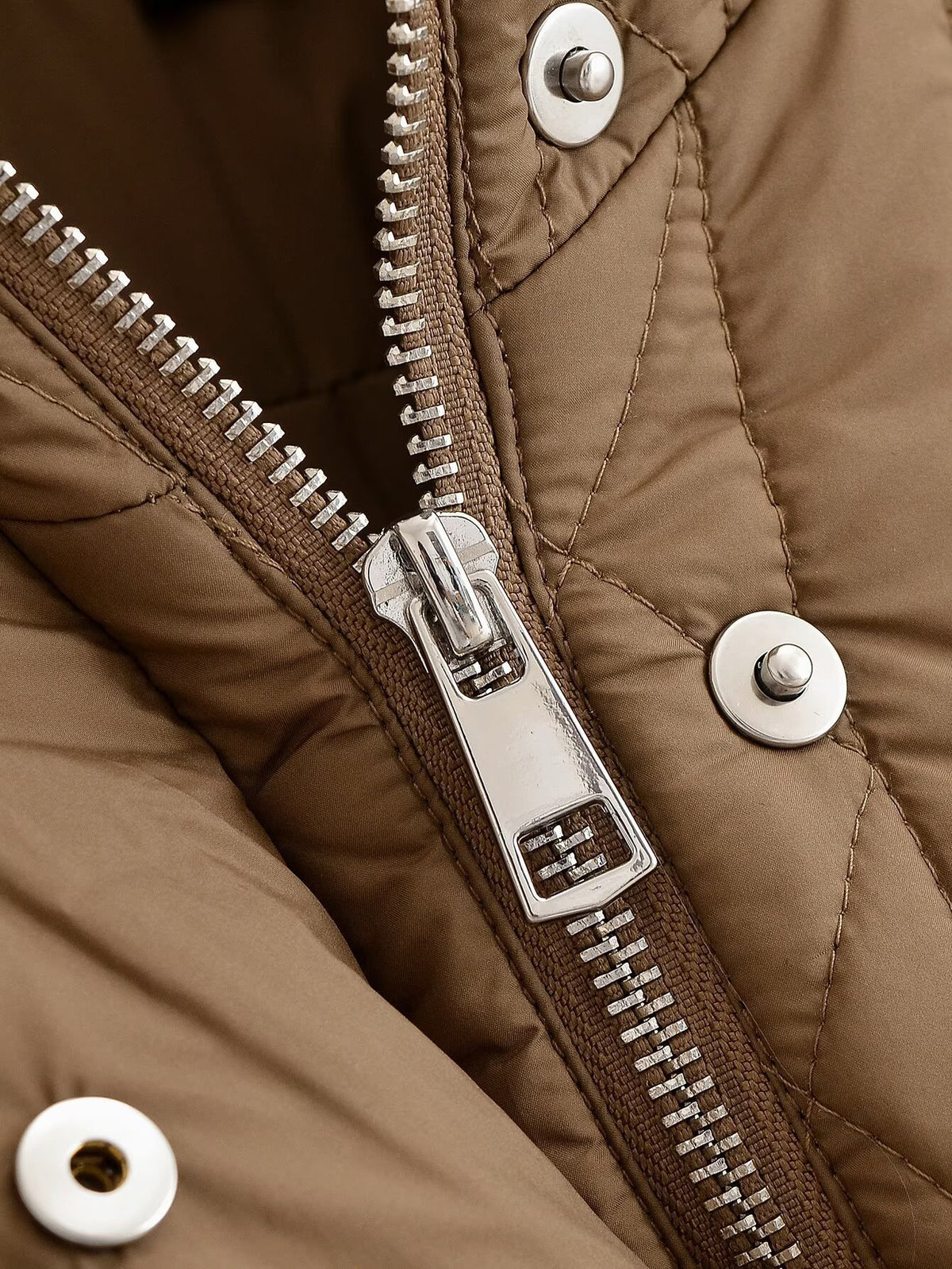 Veste courte matelassée col montant zippée ceinturée coupe ample femme – photo 13 – Frippin'Dealz
