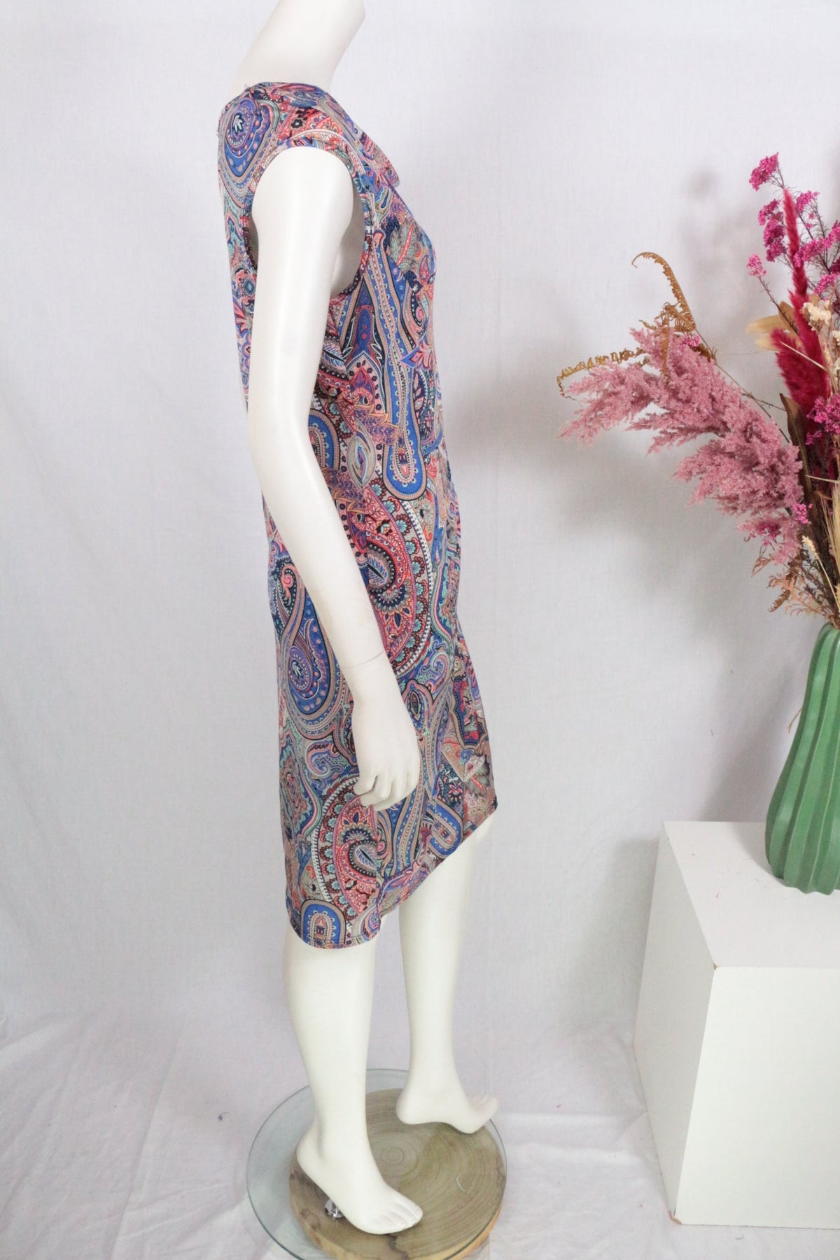 Robe mi-longue Frippindealz en polyester à motif paisley multicolore bleu, rose et violet sur mannequin