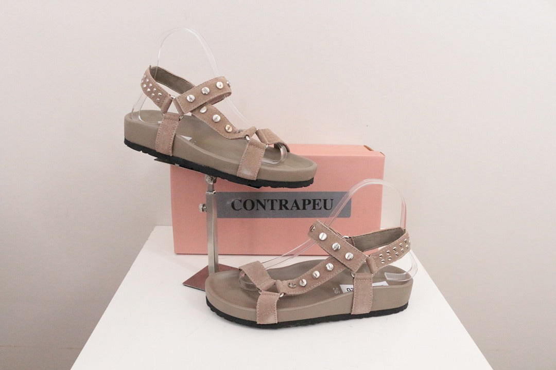 Sandales à scratchs Contrapeu en daim taupe cloutées taille 36 1