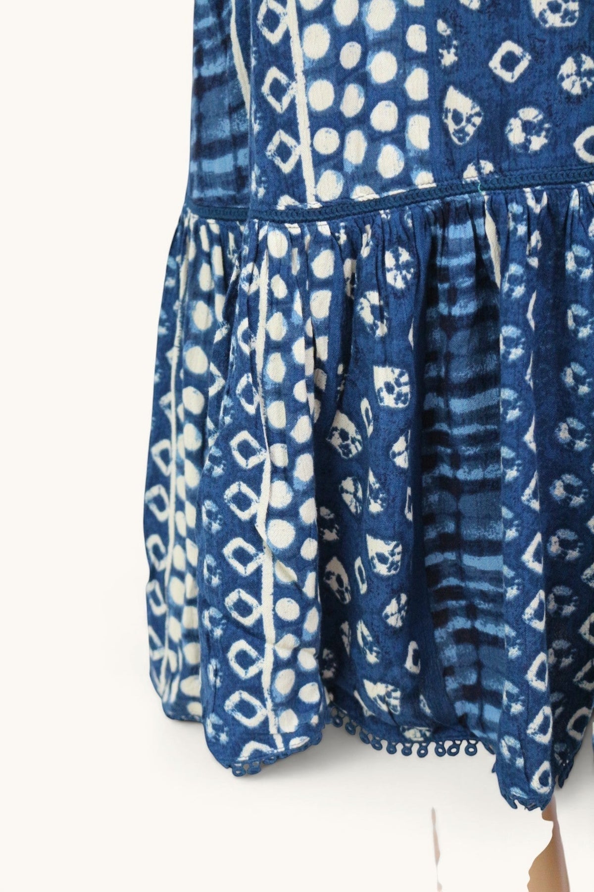 Robe longue Frippindealz Superdry en viscose bleue avec motifs boho géométriques et détails froncés