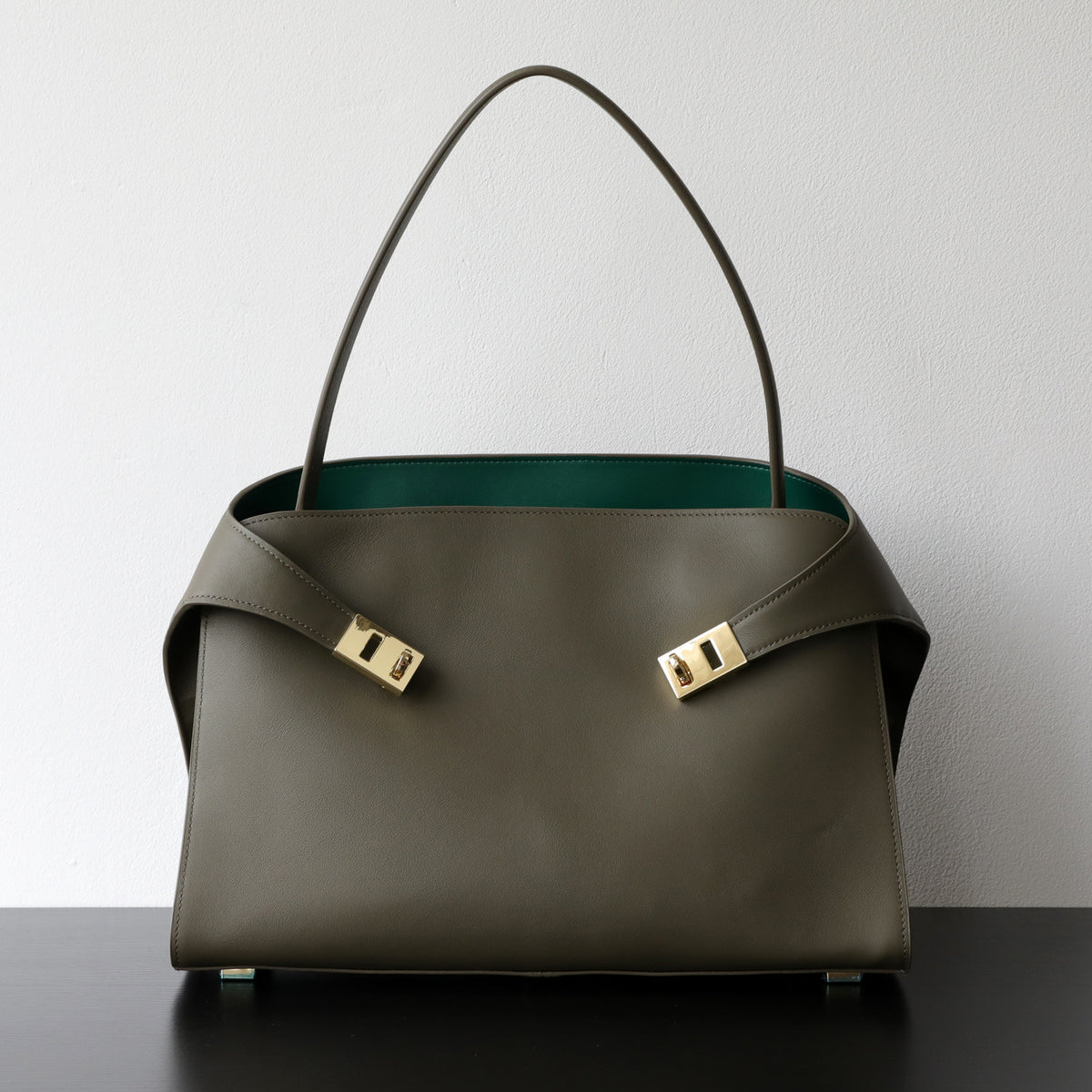 Grand sac cabas en cuir grain, fermoir verrou, 4 coloris 8