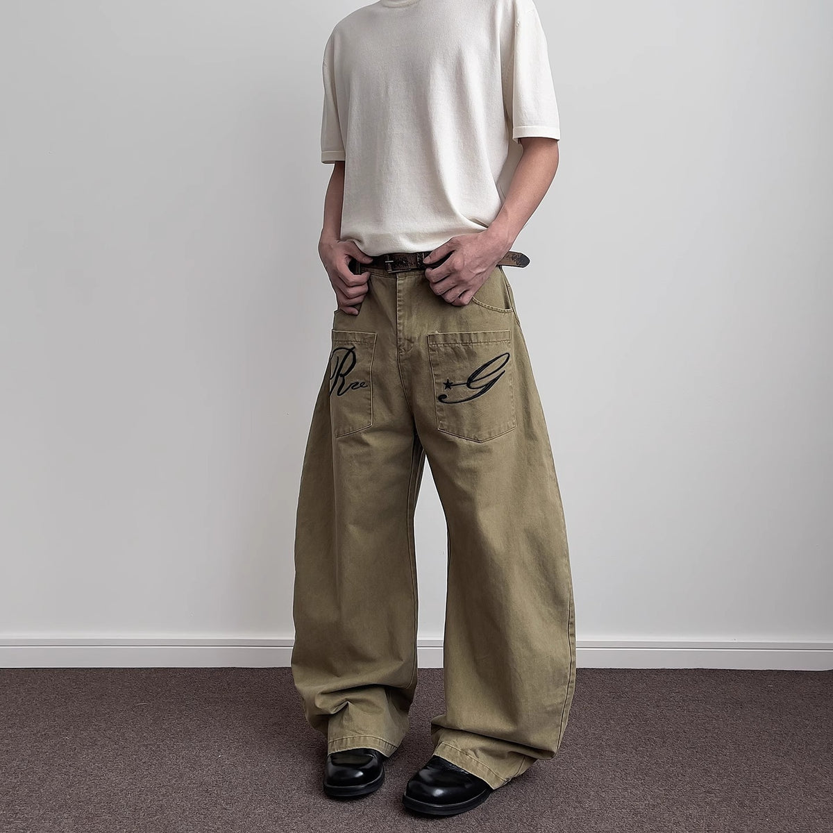 Pantalon cargo en denim rétro brodé de lettres pour homme, coupe droite déstructurée légèrement évasée 3