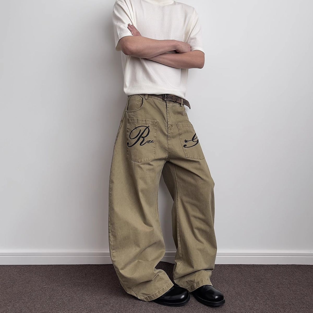Pantalon cargo en denim rétro brodé de lettres pour homme, coupe droite déstructurée légèrement évasée 2