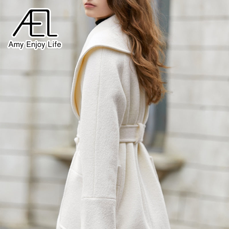 Manteau en laine ivoire à lacets et grand revers