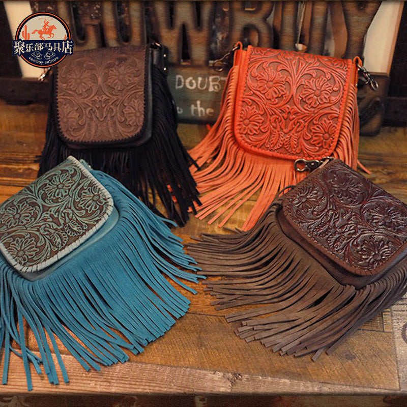 Petit sac carré en cuir de vache à rabat et glands, bandoulière réglable