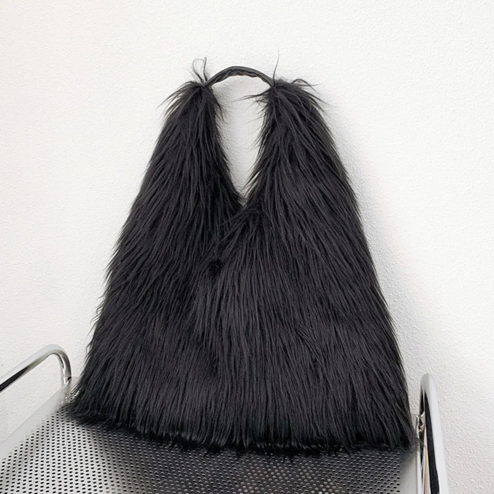 Grand sac porté épaule en fausse fourrure – photo 1 – Frippin'Dealz