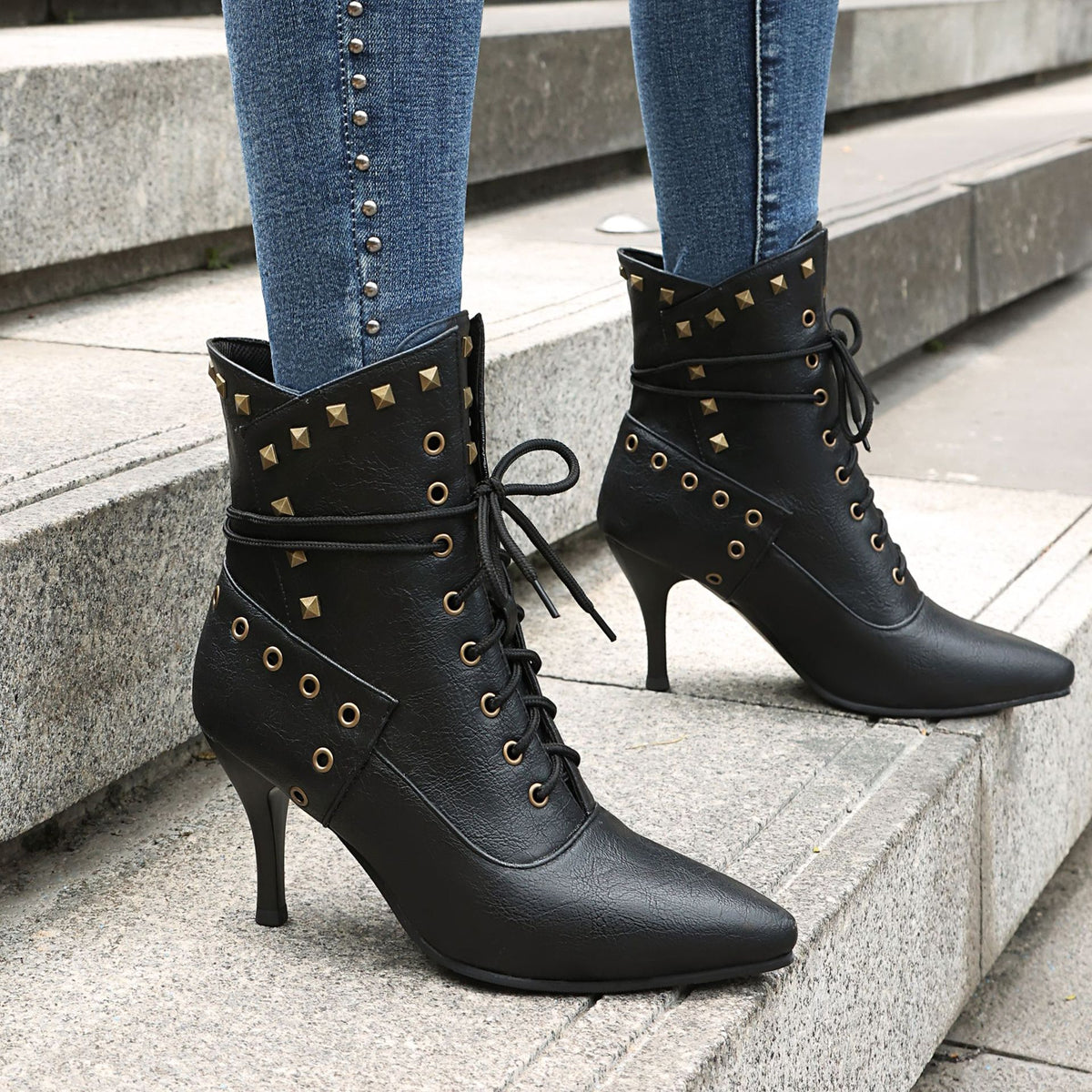 Bottines à lacets cloutées à bout pointu – photo 1 – Frippin'Dealz
