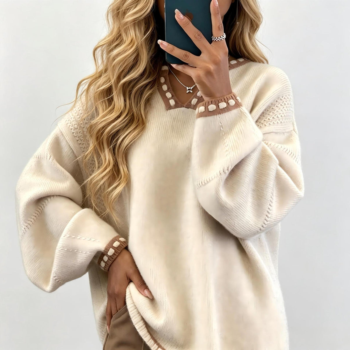 Pull en maille col V coupe décontractée pour femme, camel clair ou blanc