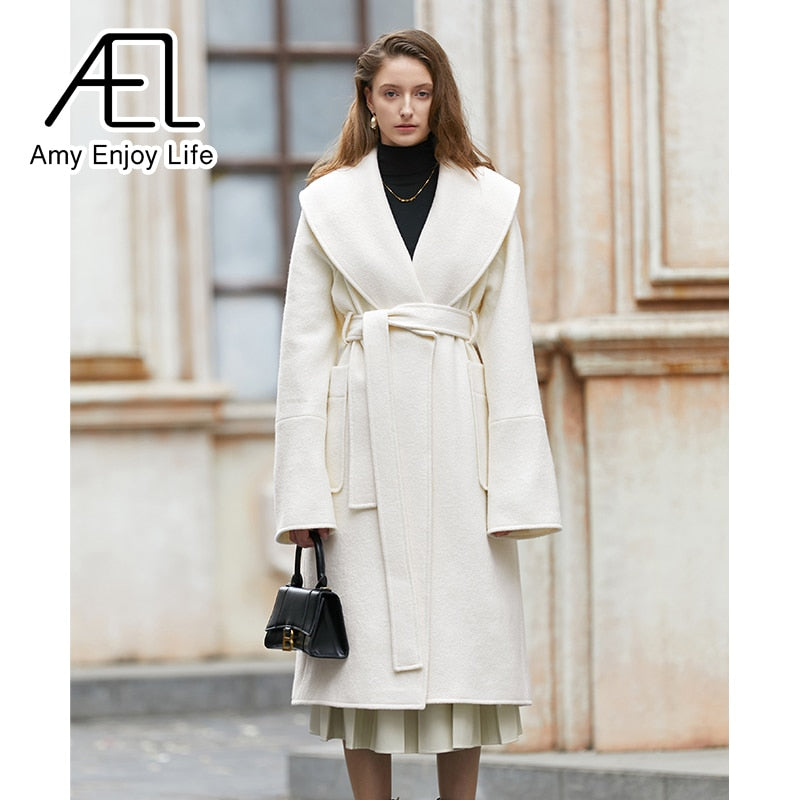 Manteau en laine ivoire à lacets et grand revers