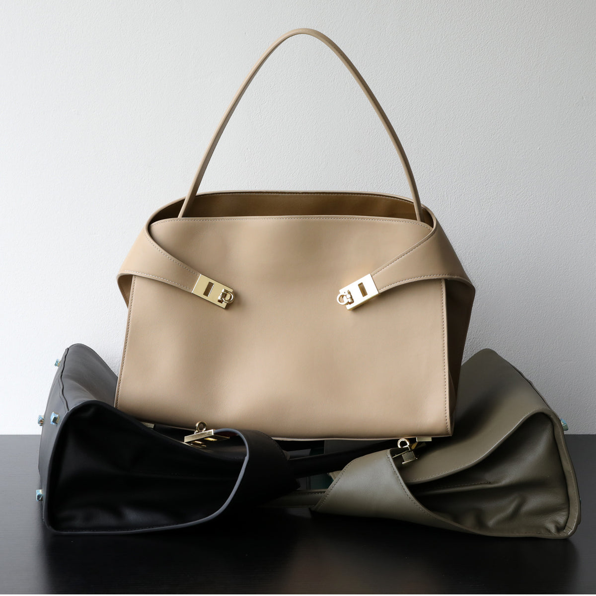 Grand sac cabas en cuir grain, fermoir verrou, 4 coloris 6