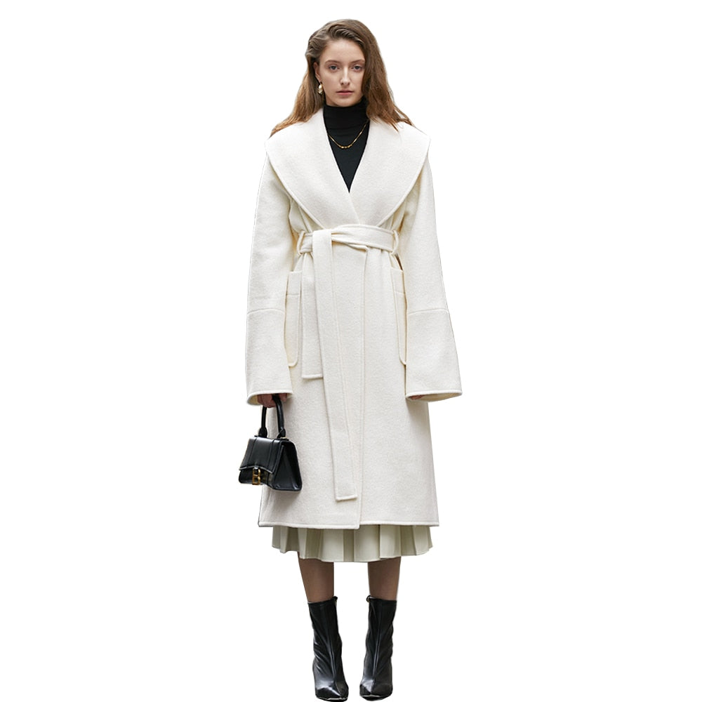 Manteau en laine ivoire à lacets et grand revers 6