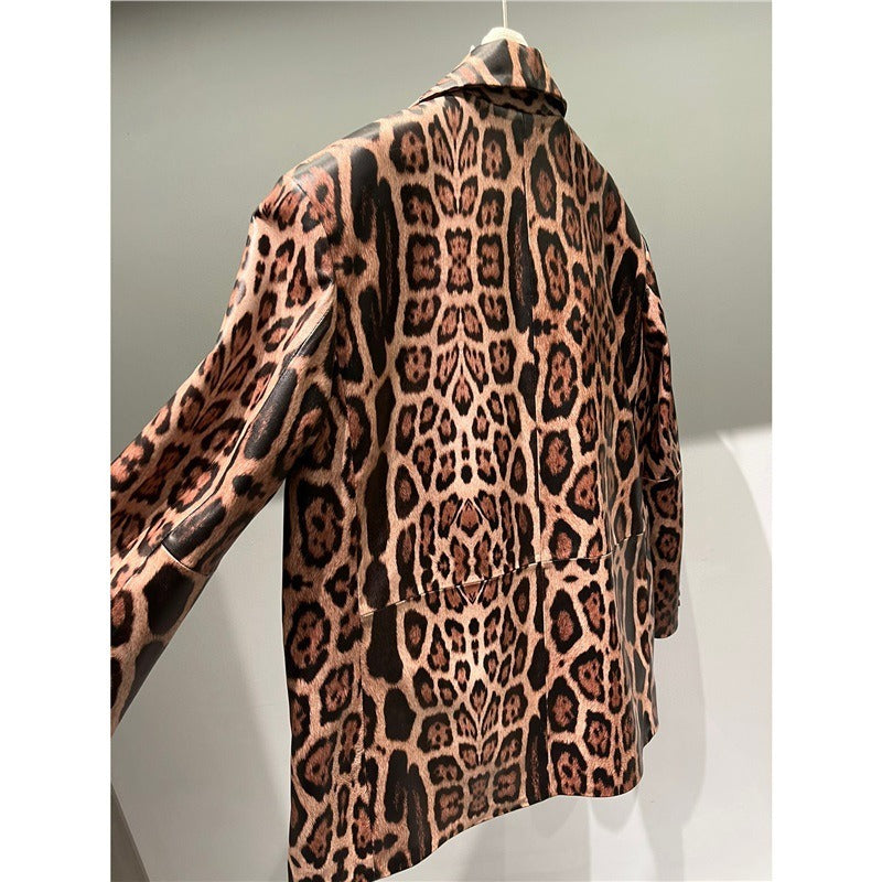 Veste ajustée en cuir de mouton imprimé léopard, col polo