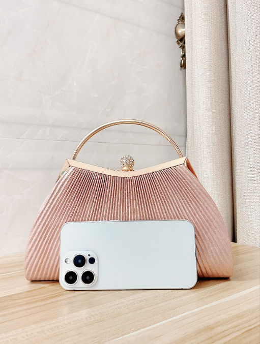 Pochette de soirée rose en forme de sardine avec fermoir à strass – photo 5 – Frippin'Dealz
