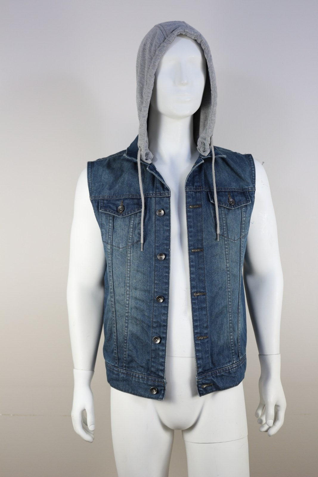 Gilet en jean Jay Jays bleu sans manches avec capuche grise relevée, vue de face – Frippin'Dealz