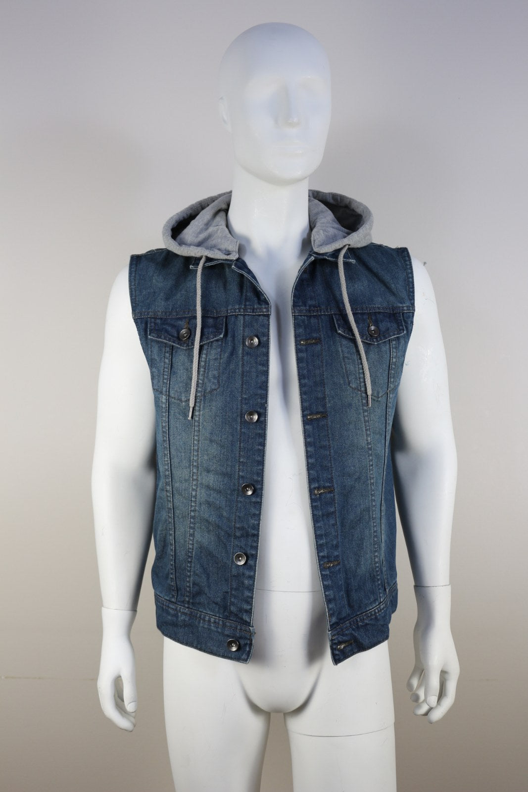 Gilet en jean Jay Jays bleu sans manches avec capuche grise relevée, vue de face – Frippin'Dealz