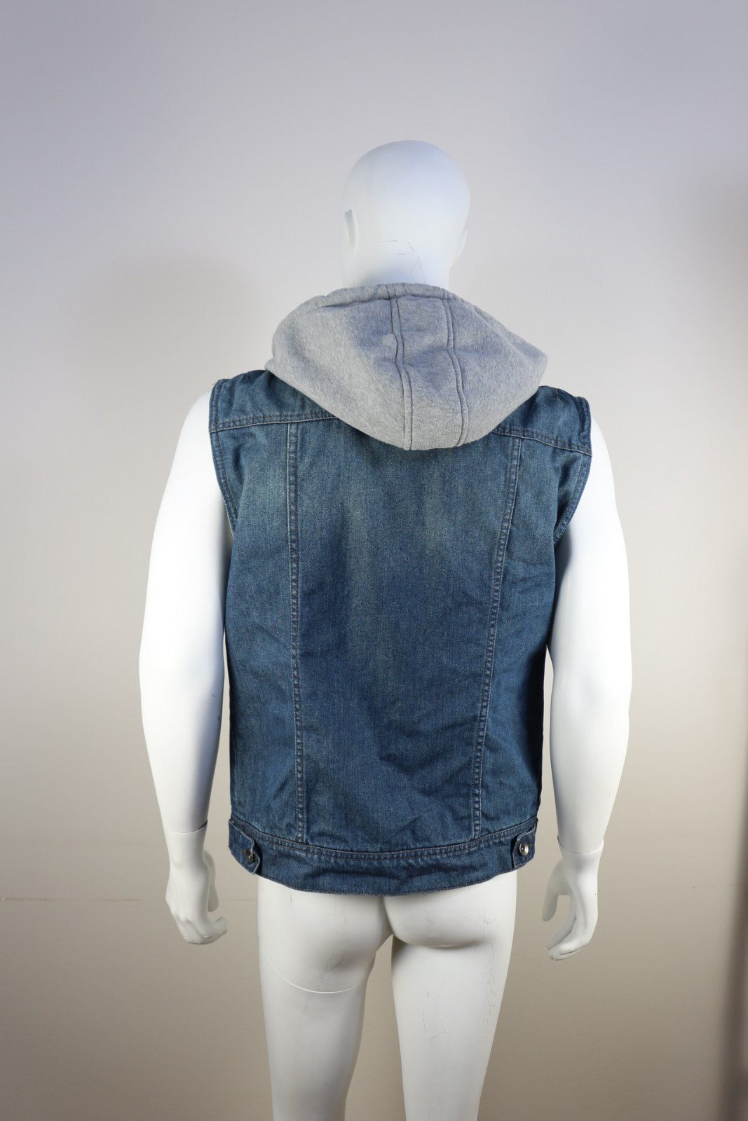 Gilet en jean Jay Jays bleu avec poches poitrine à rabat et cordons de capuche grise, vue de face – Frippin'Dealz