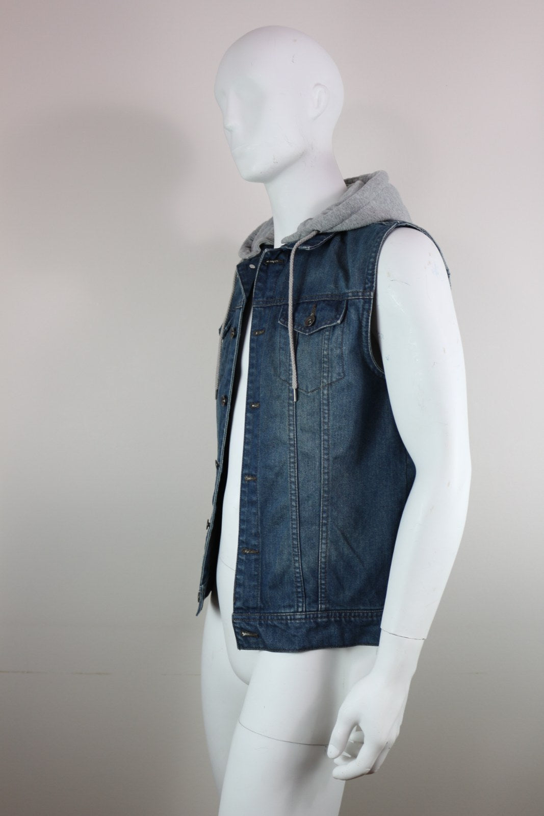Dos du gilet en jean Jay Jays bleu délavé avec capuche grise et patte de serrage – Frippin'Dealz