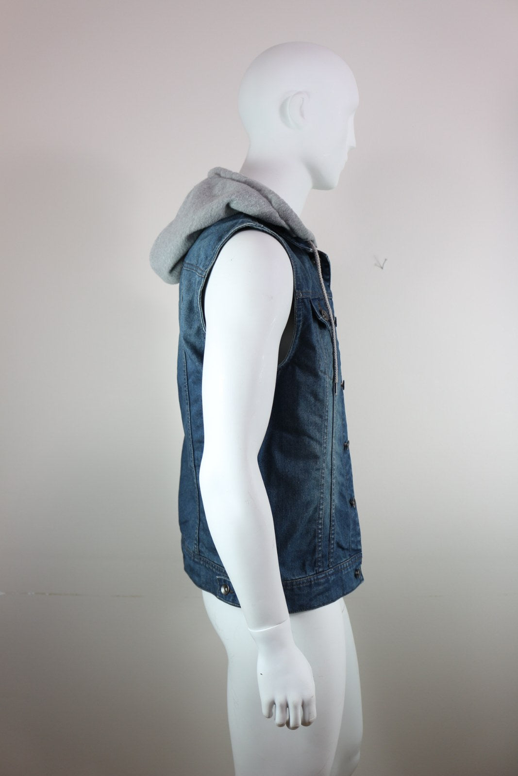 Gilet en jean Jay Jays bleu sans manches et capuche grise, vue de trois quarts – Frippin'Dealz