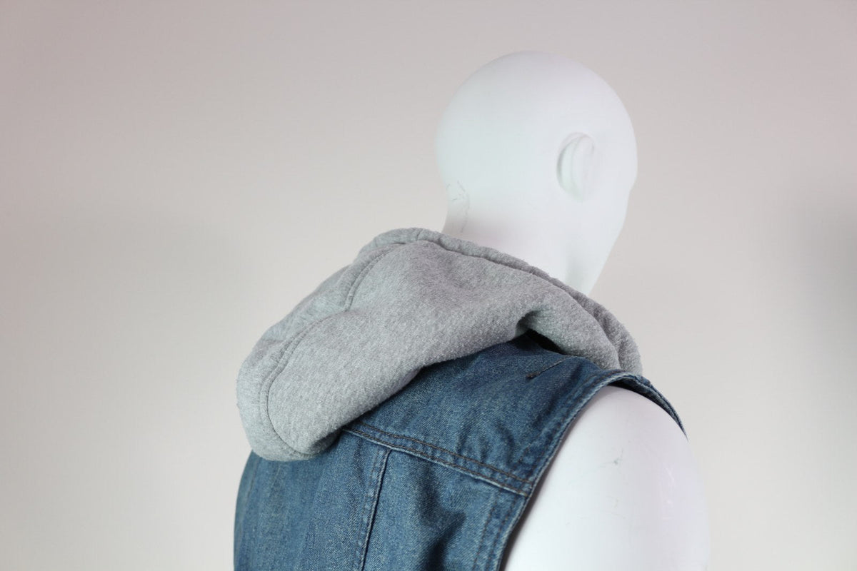 Gilet en jean Jay Jays bleu sans manches et capuche grise, vue de profil – Frippin'Dealz