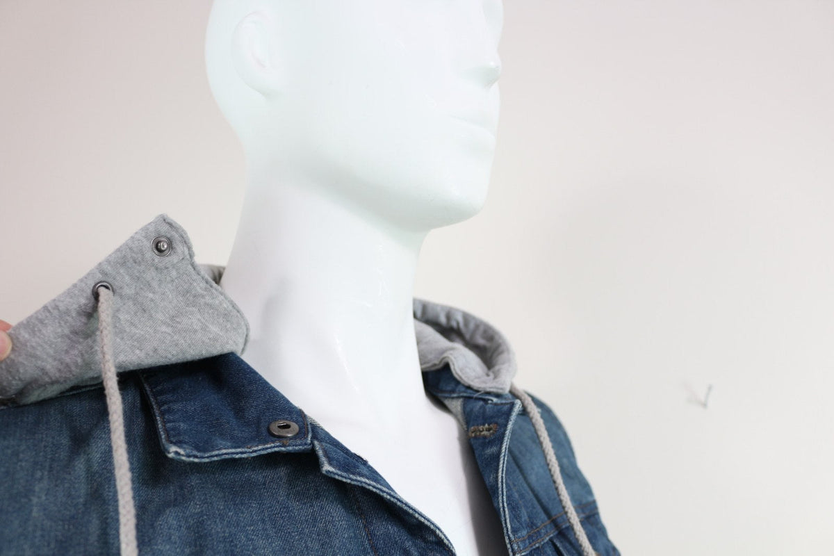 Détail de la capuche en jersey gris du gilet en jean Jay Jays vue de dos – Frippin'Dealz