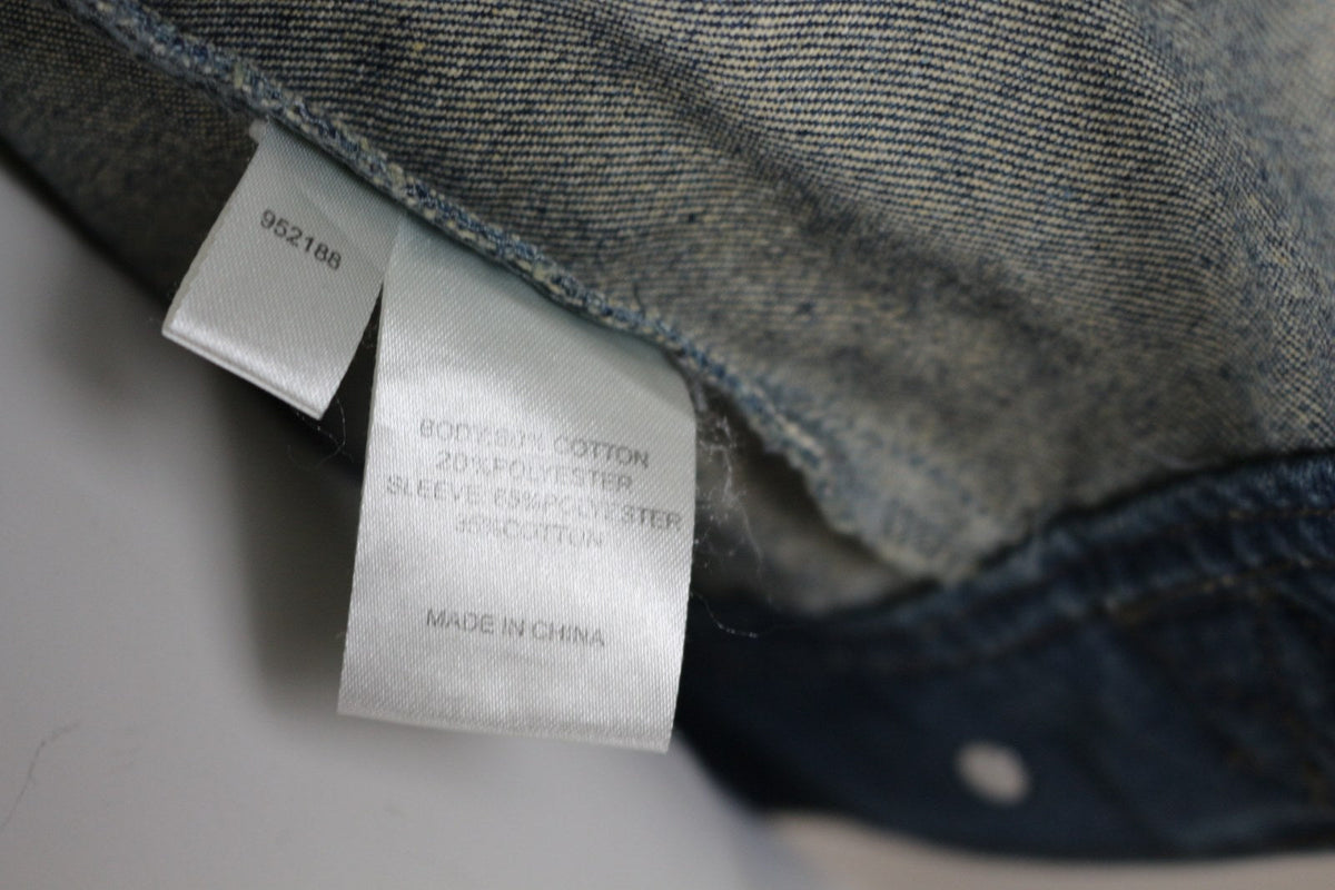 Détail du col en jean, de la pression et de l'œillet de cordon de la capuche du gilet Jay Jays – Frippin'Dealz