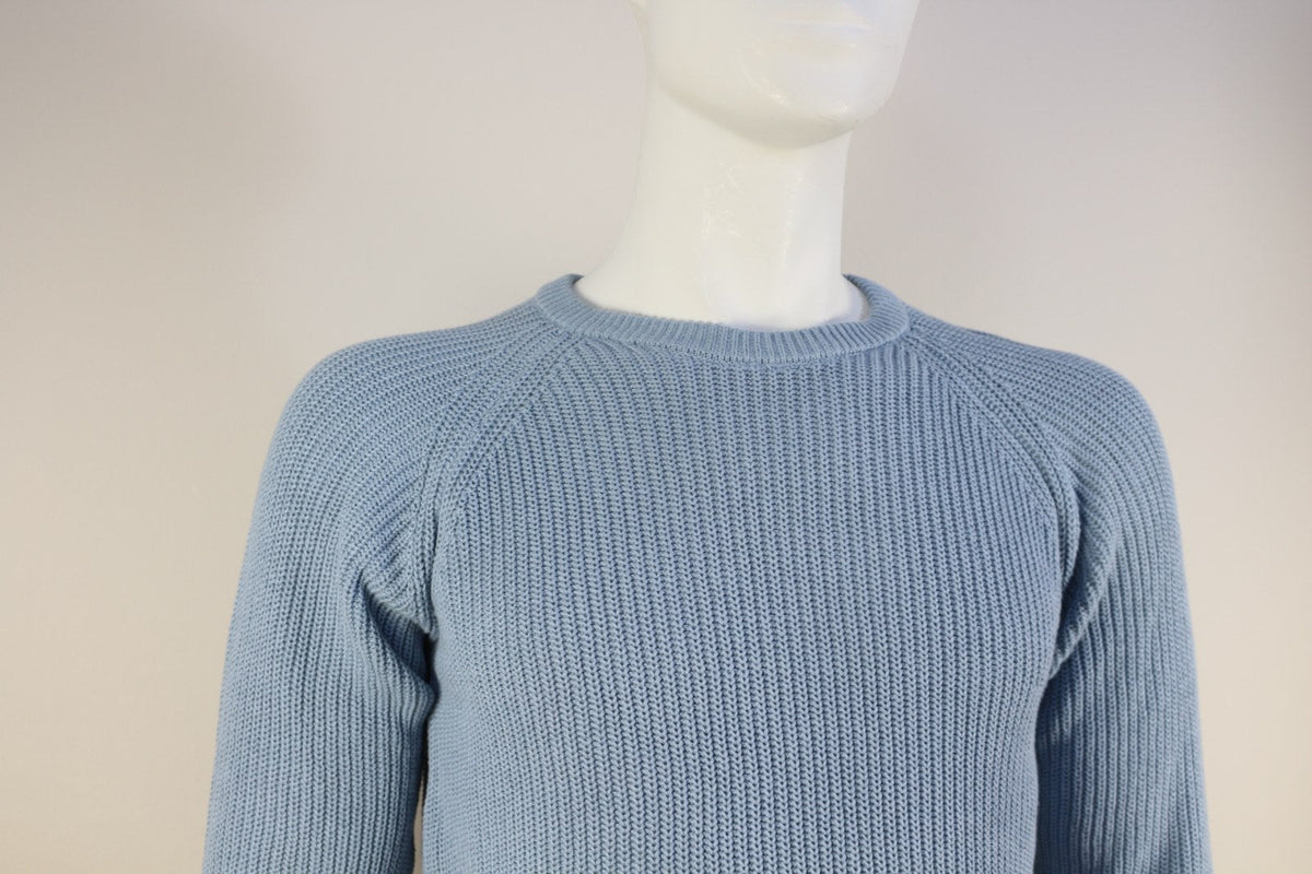 Pull Peregrine bleu ciel en maille côtelée à col rond porté sur mannequin, vue de face – Frippin'Dealz
