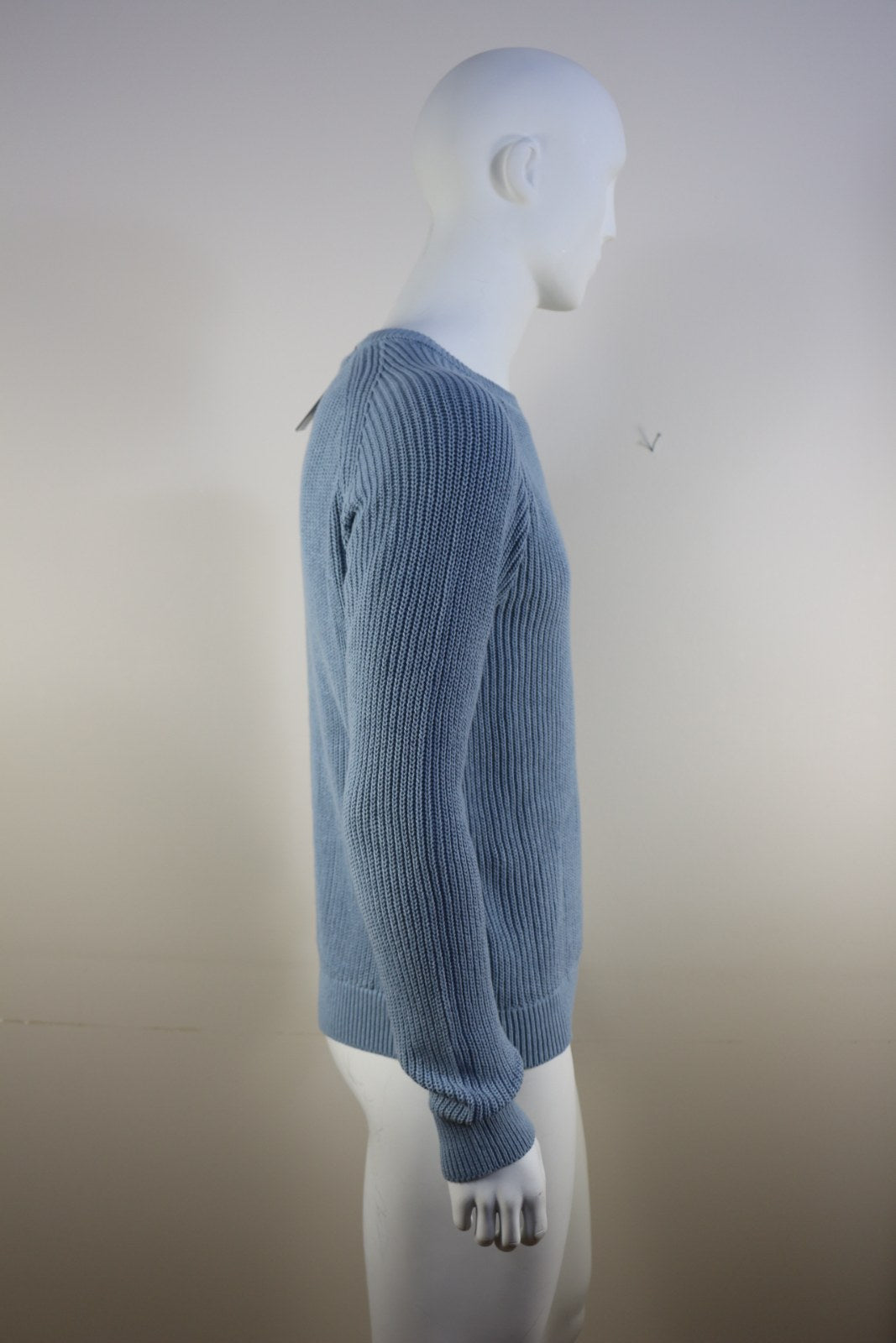 Détail de l'étiquette tissée à l'oiseau sur le bas du pull Peregrine bleu ciel – Frippin'Dealz