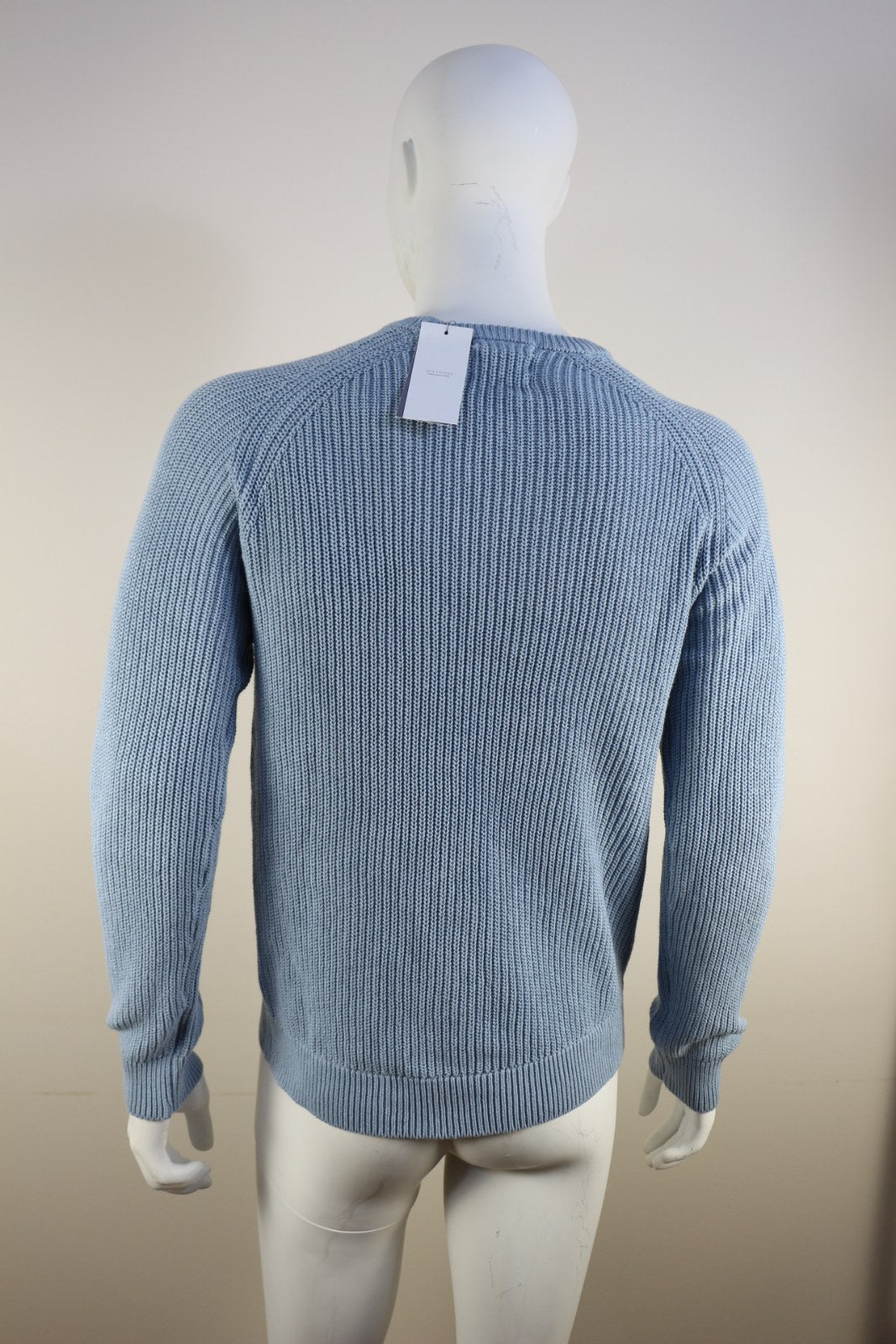 Col rond et manches raglan du pull Peregrine bleu ciel en maille côtelée – Frippin'Dealz
