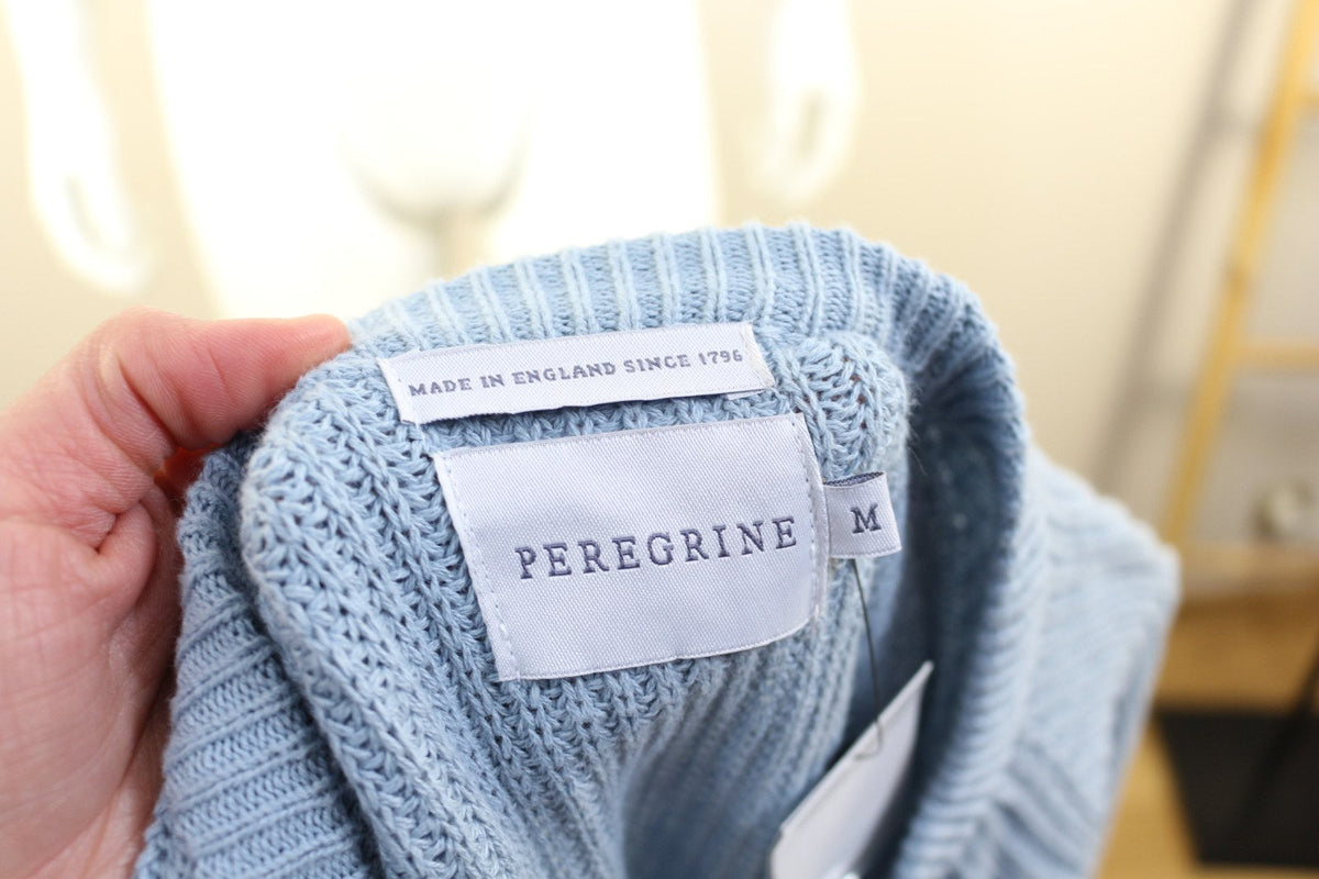Étiquette cartonnée Peregrine Light Blue du pull en maille côtelée – Frippin'Dealz