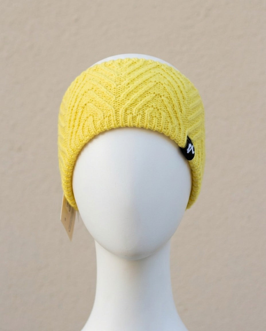 Bandeau Twentyfour jaune vif en tricot à motif chevrons, vue de face – Frippin'Dealz – photo retouchée par IA
