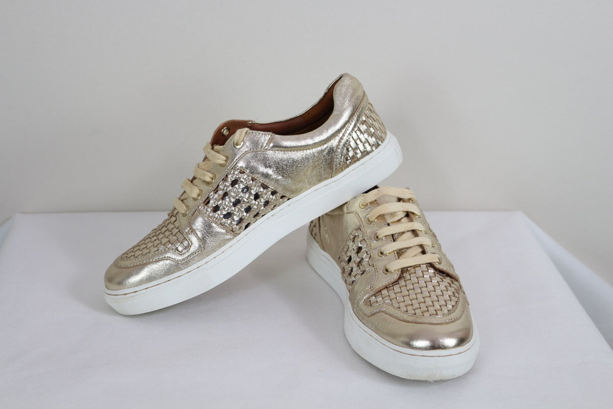 Baskets Bocage dorées superposées, vue de profil avec tressage et semelle blanche – Frippin'Dealz