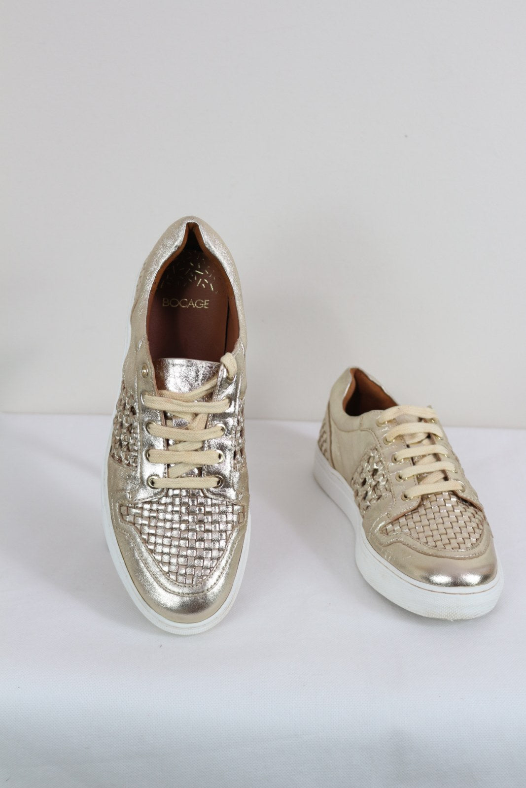 Baskets Bocage dorées vues du dessus avec lacets écrus et dessus tressé – Frippin'Dealz