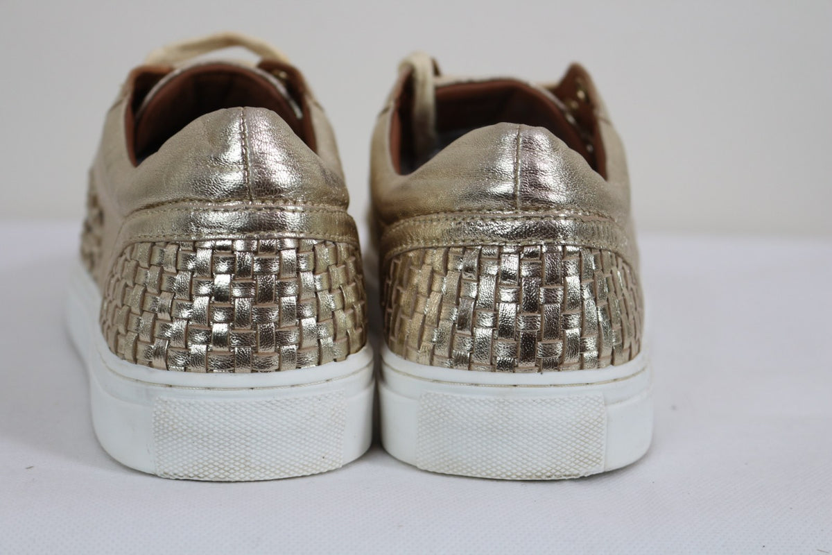 Talons tressés dorés des baskets Bocage vus de dos – Frippin'Dealz