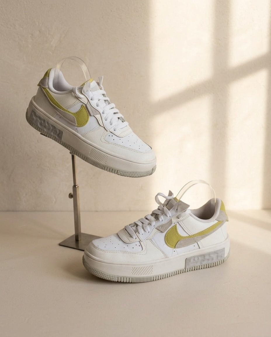 Baskets Nike Air Force 1 Fontanka blanches avec swoosh jaune citron et semelle plateforme – Frippin'Dealz – photo retouchée par IA