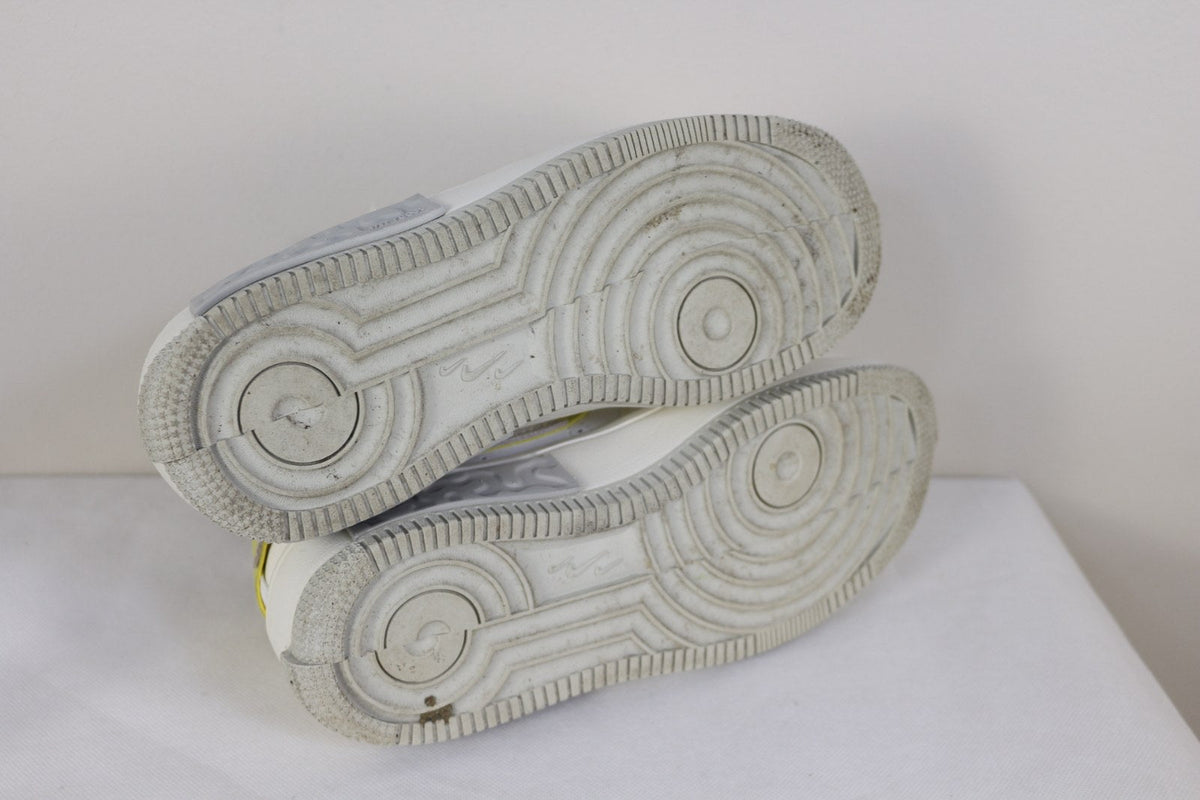 Semelles d'usure grises des baskets Nike Air Force 1 Fontanka montrant l'usure – Frippin'Dealz